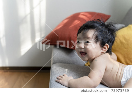 Infants lying down 72975789