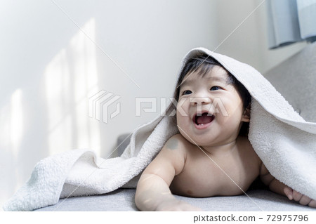 Infants lying down 72975796