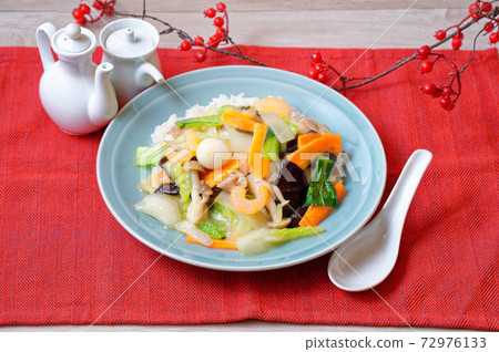 很多中國碗（八方齋）中國大米。白色蔬菜，綠色沙丁魚，胡蘿蔔，蝦，kikurage等。 72976133