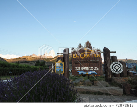 <Patagonia Argentina> The city of El Chalten overlooking Fitz Roy (February) <Patagonia Argentina> The city of El Chalten overlooking Fitz Roy (February) 72978612