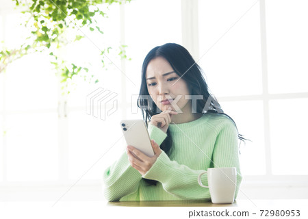 年輕女性的智能手機擔憂 年輕女性的智能手機擔憂 72980953