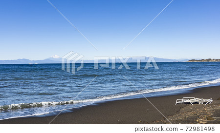 神奈川縣三浦市水戶海岸的冬天，湘南三浦半島的電暈漩渦使這裡變得安靜 72981498