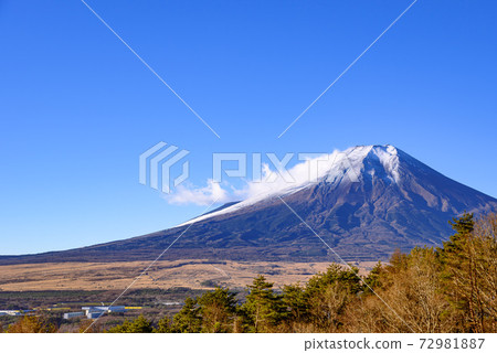Clear sky and snow-covered Mt. Fuji seen from the mountain trail of Mt. Shakushi Clear sky and snow-covered Mt. Fuji seen from the mountain trail of Mt. Shakushi 72981887