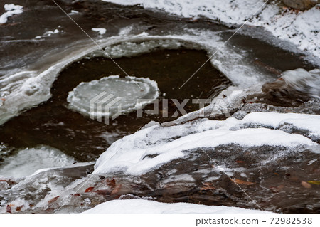 冬季菊池谷的冰雪景觀 72982538