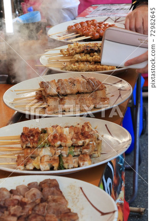 各種烤串,攤位,新鮮出爐 各種烤串,攤位,新鮮出爐 72982645