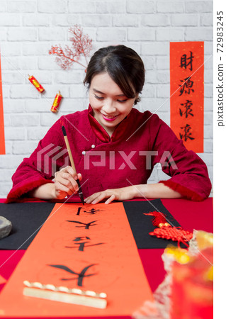 Writing spring festival couplets 72983245