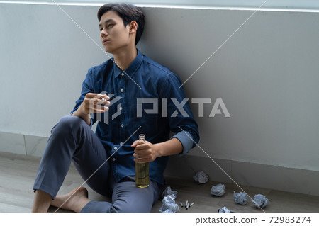 Man sadness 72983274