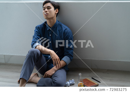 Man sadness 72983275