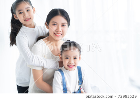 Mother and daughter 72983529