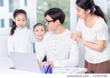 Happy family 72983598