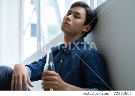 Man sadness 72983605