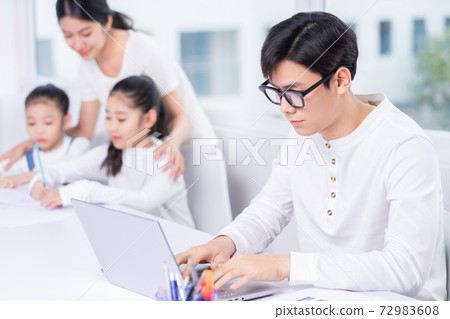 Happy family 72983608