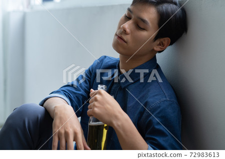 Man sadness 72983613