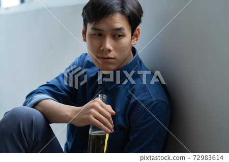 Man sadness 72983614