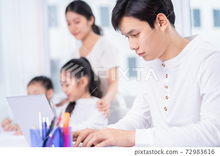 Happy family 72983616