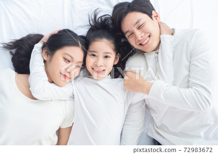 Family portrait 72983672