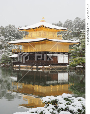 除夕雪金閣 72984602