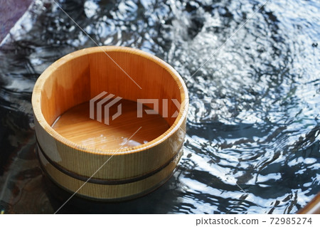 直接從源頭流出的溫泉和浴缸 72985274