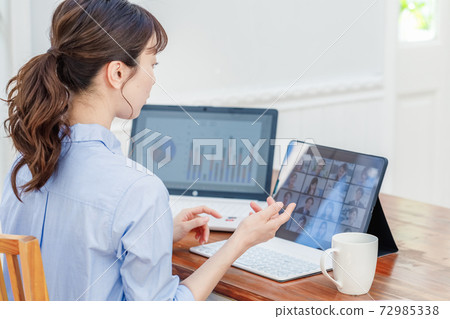 女人在家做遠程辦公 女人在家做遠程辦公 72985338