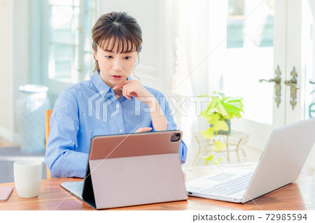 女人在家做遠程辦公 72985594