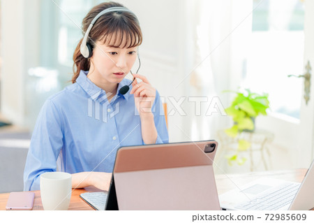 耳機在家遠程辦公的女人 耳機在家遠程辦公的女人 72985609