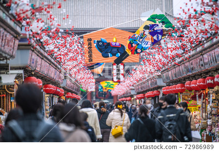 Tokyo cityscape of Japan The year of the Corona disaster. Sensoji Temple crowd = December 30, 2020 72986989