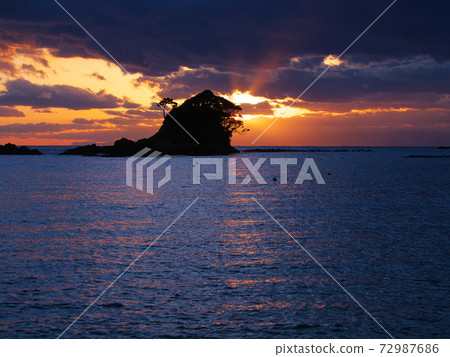 島津島從阿祖里海灘(Azuri Beach)到鈴木島的夜景 島津島從阿祖里海灘(Azuri Beach)到鈴木島的夜景 72987686