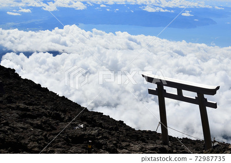 The sea of clouds from Mount Fuji The sea of clouds from Mount Fuji 72987735