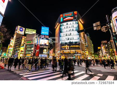 Tokyo cityscape in Japan The highest number of confirmed infections on New Year's Eve. Corona-stricken Shibuya. Threat people, people, people = December 31st Tokyo cityscape in Japan The highest number of confirmed infections on New Year's Eve. Corona-stricken Shibuya. Threat people, people, people = December 31st 72987884