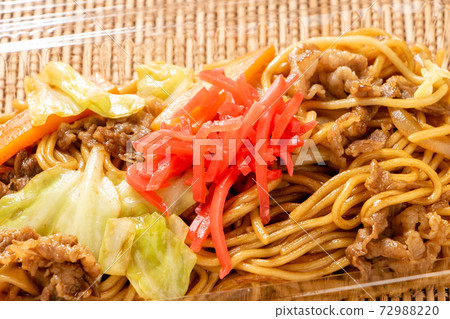 外賣圖像。在透明塑料容器中的炒麵。 72988220