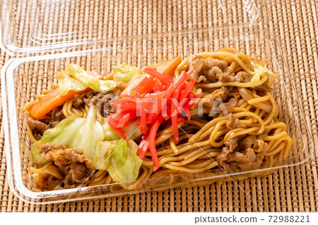 外賣圖像。在透明塑料容器中的炒麵。 外賣圖像。在透明塑料容器中的炒麵。 72988221