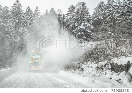 [Winter image] Snow removal scenery in winter 72988228