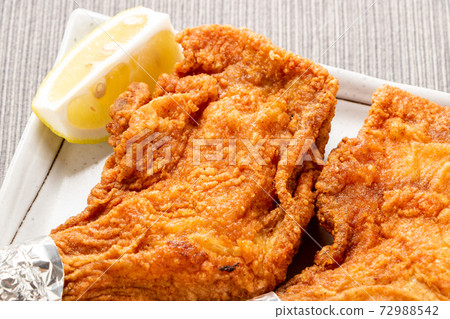 Fried chicken (with bones). Fried chicken (with bones). 72988542