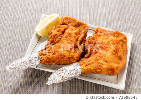 Fried chicken (with bones). Fried chicken (with bones). 72988543
