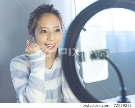 在房間裡度過的時間 72989251