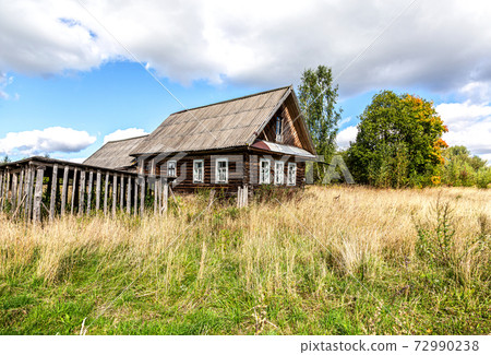 Abandoned old rural wooden house in russian village 72990238