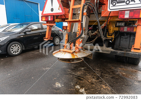 The machine that sprinkles salt on the road in winte The machine that sprinkles salt on the road in winte 72992083