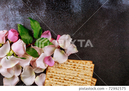Traditional jewish celebration holiday passover with matzah Traditional jewish celebration holiday passover with matzah 72992575