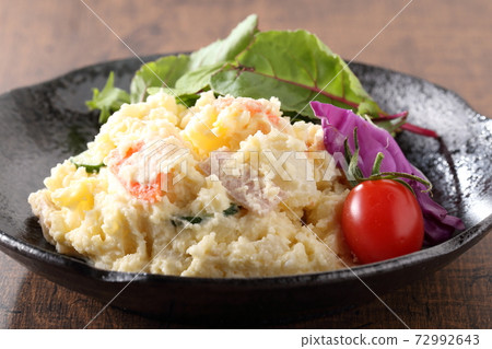 Black plate potato salad and baby leaf Black plate potato salad and baby leaf 72992643