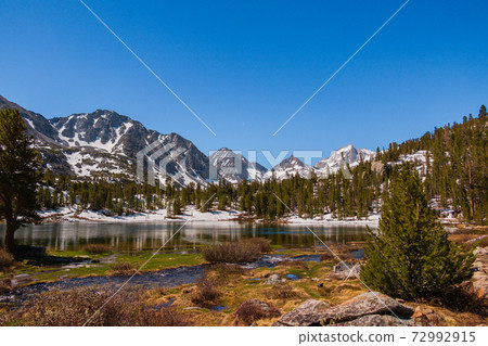 Mountains and a lake in the eastern Sierra Nevada  72992915