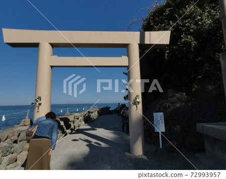 In front of the torii that is bowing to God 72993957