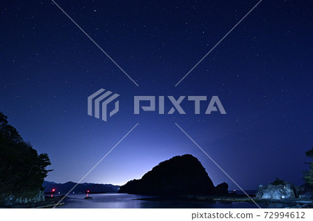 Frog Island and the starry sky 72994612