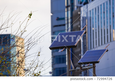 東京新宿區市中心的一塊小型太陽能電池板 照片素材 圖片 圖庫