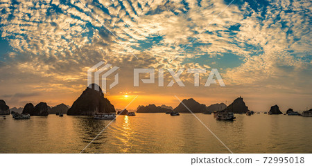 Sunset in Halon bay, Vietnam Sunset in Halon bay, Vietnam 72995018