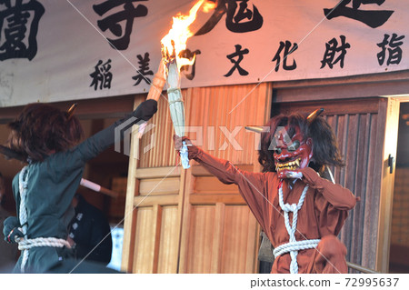 在Noderayama Kosono-ji寺舉行惡魔追擊儀式，扔松木並祈求無病的生活 72995637