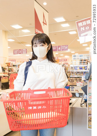 A woman who finished accounting at a supermarket 72995933