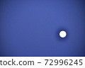 藍藍的天空和早晨的月亮之間的對比 72996245