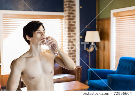 Men's beauty Men who train in the room Men's beauty Men who train in the room 72996604