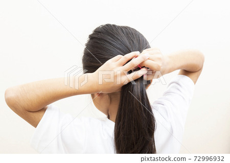 綁頭髮的女孩 72996932