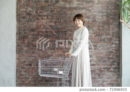 按下購物車的女人 按下購物車的女人 72996933